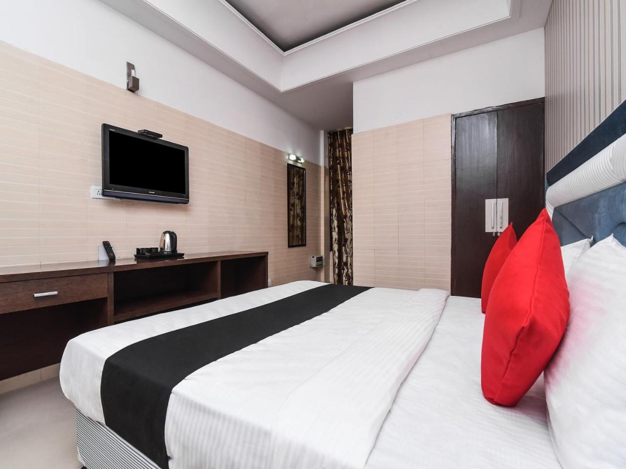 Capital O 16676 Near Noida City Center المظهر الخارجي الصورة