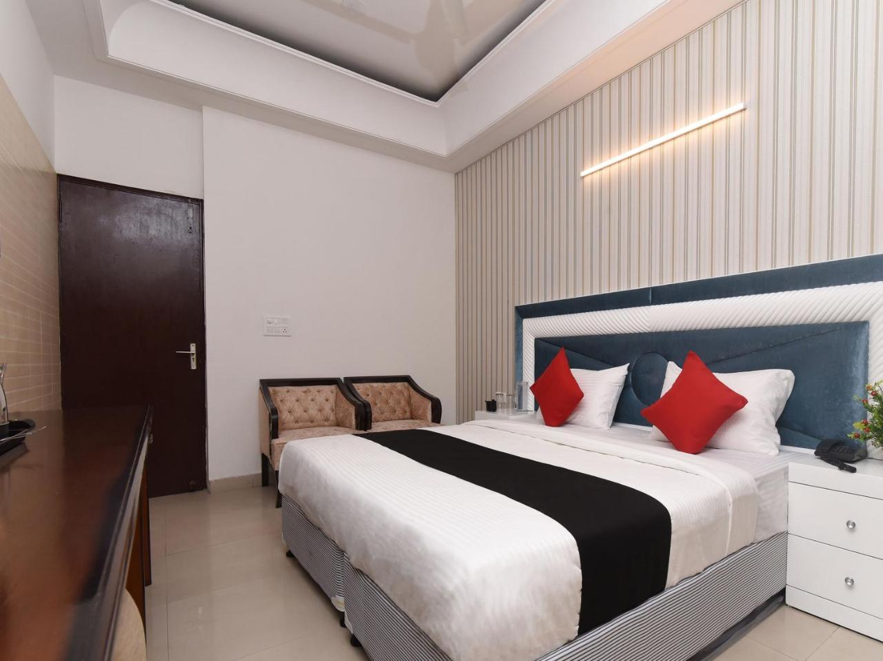Capital O 16676 Near Noida City Center المظهر الخارجي الصورة