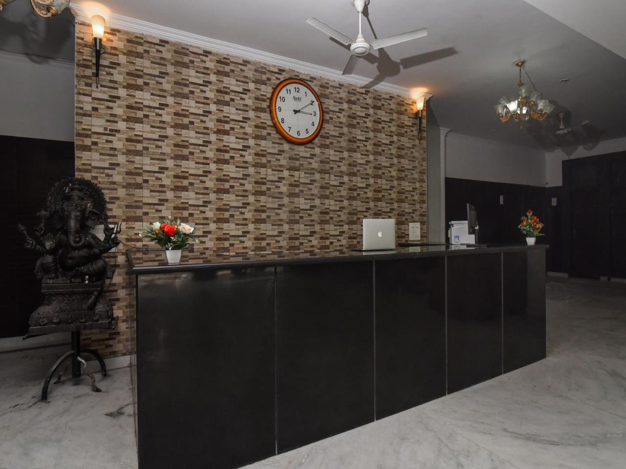 Capital O 16676 Near Noida City Center المظهر الخارجي الصورة