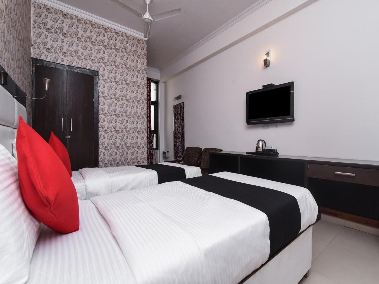 Capital O 16676 Near Noida City Center المظهر الخارجي الصورة