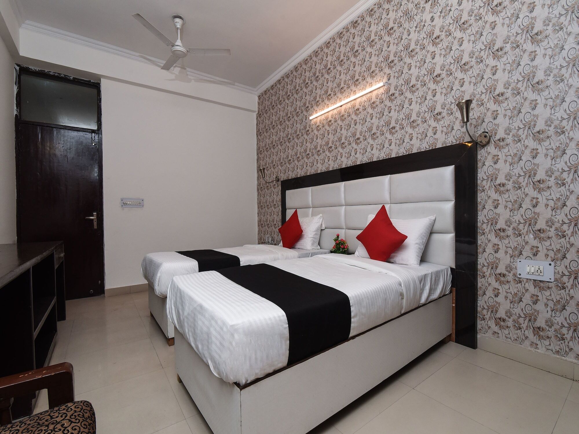 Capital O 16676 Near Noida City Center المظهر الخارجي الصورة